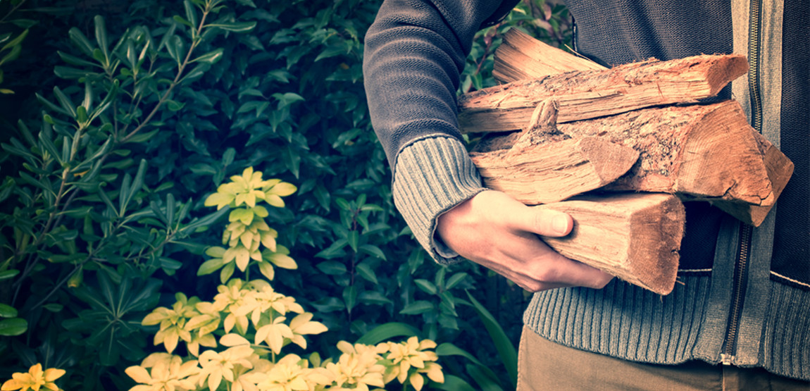 Mann mit Holz in der Hand